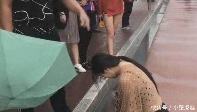 女子当街向“渣男”下跪，得知真相的吃瓜群众劝男子早分手！
