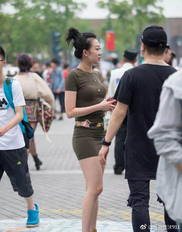 广东街拍: 紧身衣让火爆身材呼之欲出, 多少人被图六小姐姐迷住