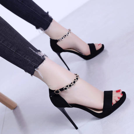 高跟凉鞋的欧美风尚，融汇东方气场，唤醒女人自然美