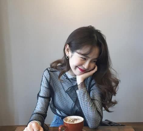 如果你是中长发，试一下这几个发型，染成亚麻黄棕色就更无敌了！