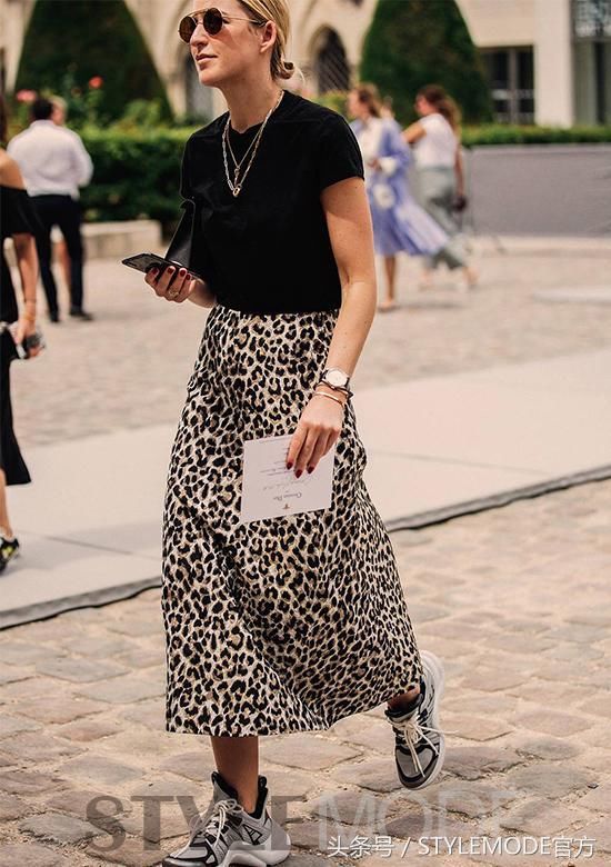 不一样的半裙配T恤，很简单却能美一整个夏天！