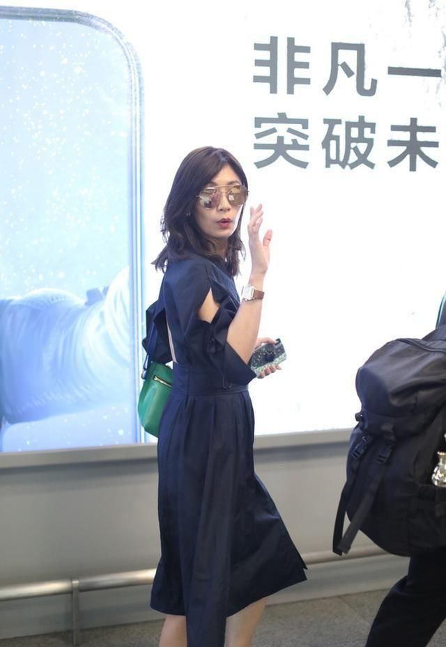 蒋丽莎连生四个娃老的快?贾静雯也生三个了,还活得像个少女!