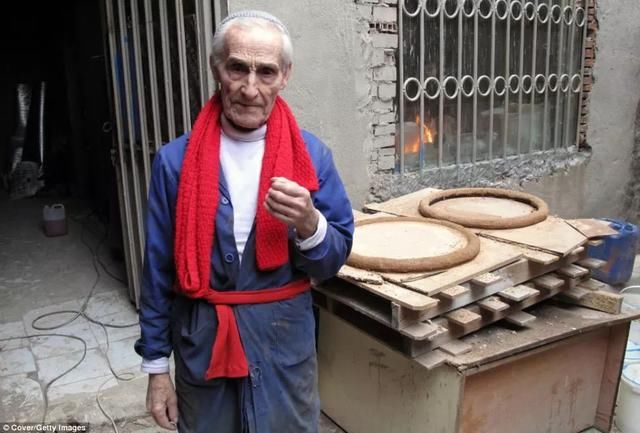 他用半个世纪捡来的垃圾建成教堂，不用起重机，仅凭双手创造奇迹