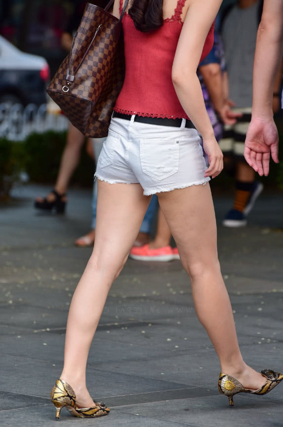 蕾丝抹胸装的小姐姐大秀完美身材，网友“要是能娶回家做老婆就好