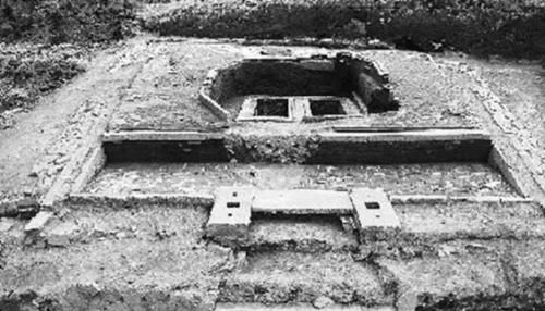  「堪称」农民在山上无意挖出几卷破书，鉴定后专家：堪称无价之