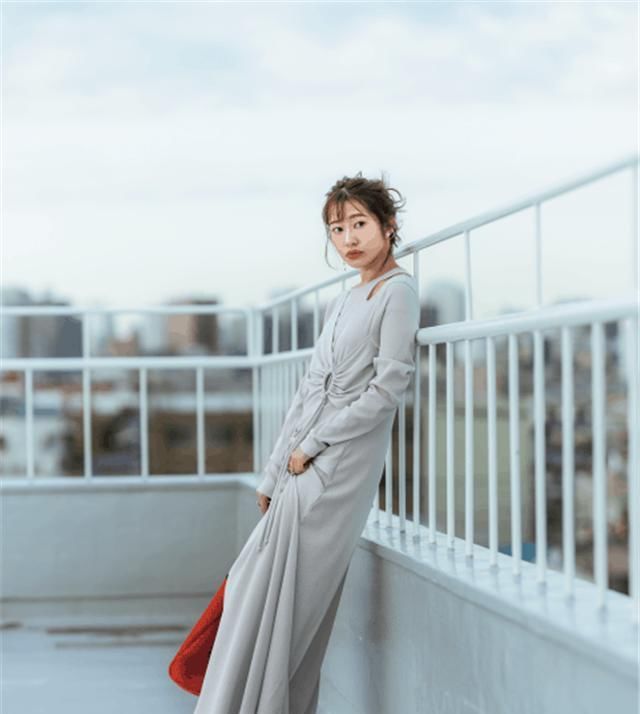 『衣裙』秋冬穿上超显瘦的毛衣裙,搭配这5款平底鞋可以时髦一整秋!