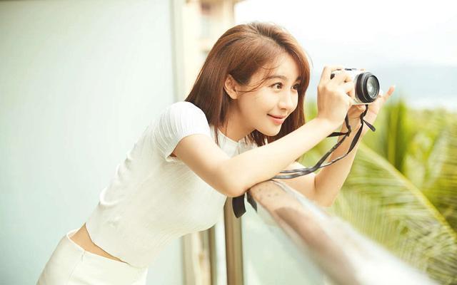 演员李菲儿，衣着显得身材超级性感，网友直呼超级吸睛！