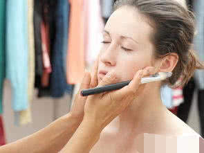 女生不会化妆是什么样的感受?网友:画了一个多小时的妆,最后还