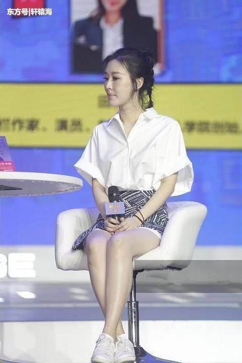 田朴珺穿高跟鞋时尚性感，当她换上平底鞋，网友：有些尴尬了！