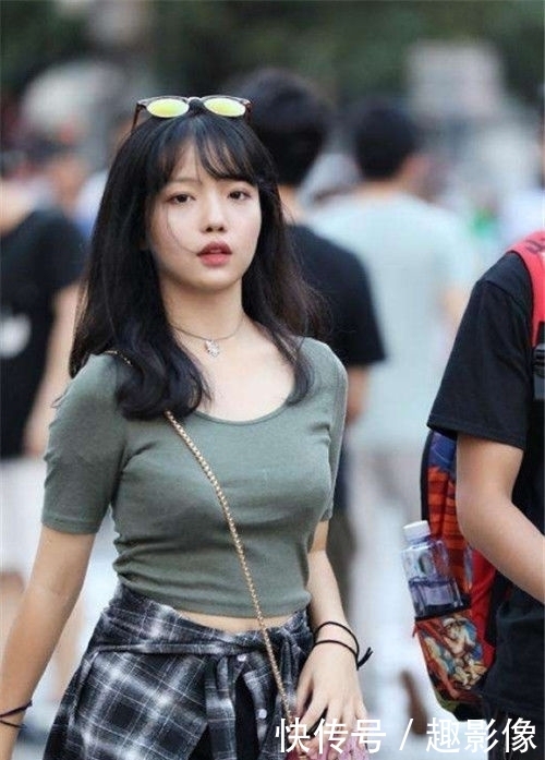 『气质』街拍:气质迷人的小姐姐,秀出青春活力范,非常有女人味