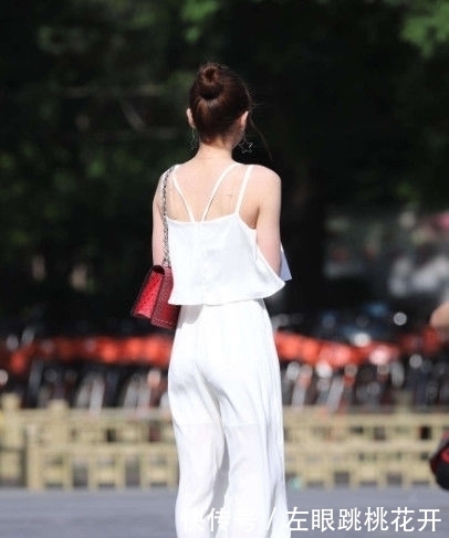 「落落大方」时尚美女街拍妹子的装扮十分清新可人,彰显落落大方的气场!