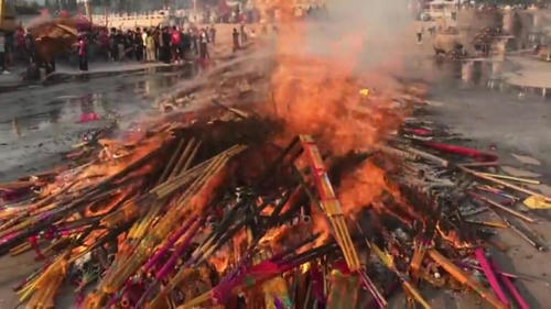 10万人寺庙烧香祈福,300名环卫工清扫垃圾:3天才能弄干净