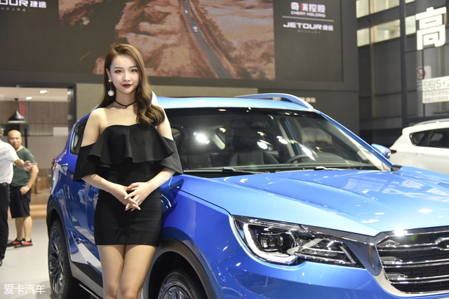 看2018成都国际车展各家美女争相斗艳