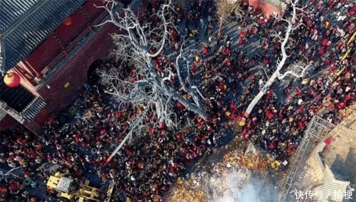 中国一座千年寺庙，因游客香火太旺，消防车、挖掘随时待命！