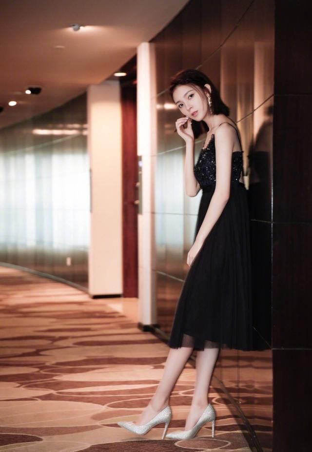 黑色裙摆薄纱的层层点缀吸睛亮眼，修长的脚背修饰更显修长美腿