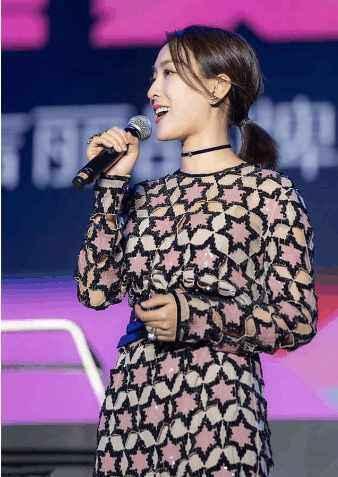 马苏为显腿长也是拼了，腰带快系胸上了，网友：还是挡不住土气！