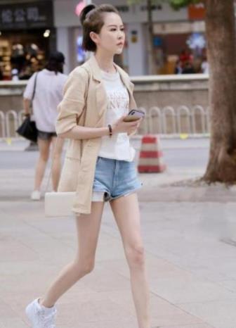  【美女】街拍：美女走路带风，穿白色T恤和风衣，简约打扮时髦大方