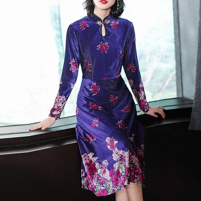 53岁小姨真时髦！尤其穿”丝绒“裙，高雅大方，彰显高贵女人味