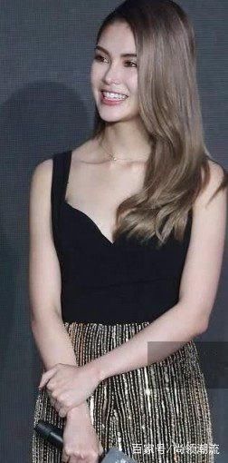 她的身材太迷人，穿性感小背心让人忍不住看两眼