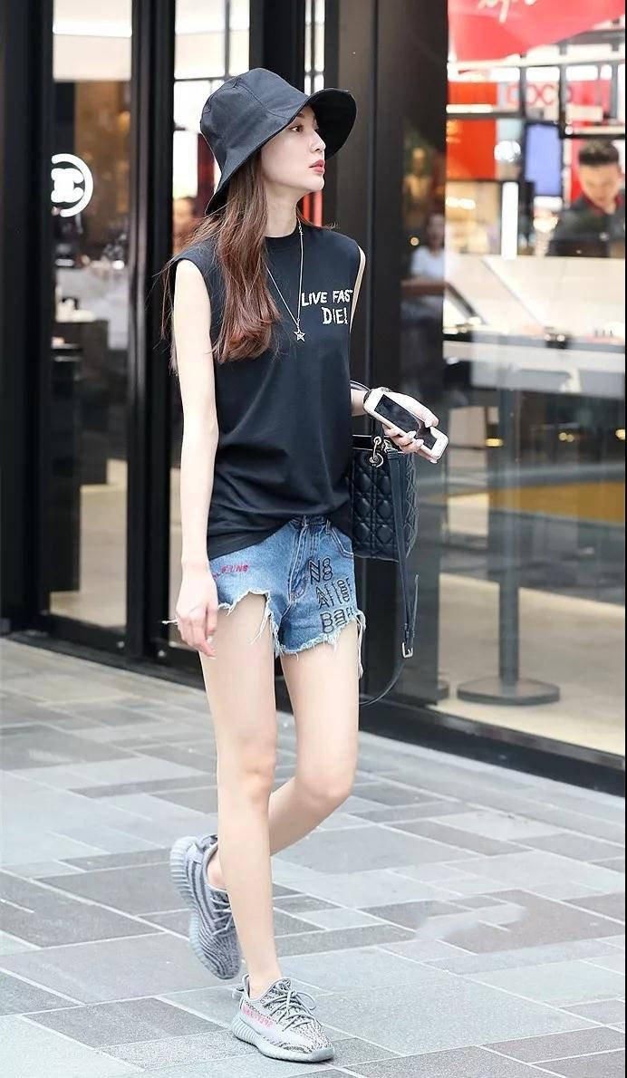 东莞美女街拍 热裤美女 超长的美腿