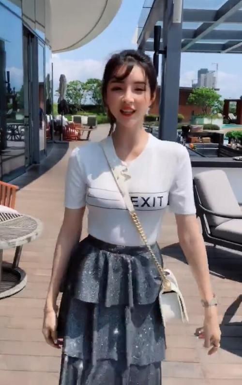  『小姐姐』清新的潮流少女，穿搭紧身，不一样的青春情怀!