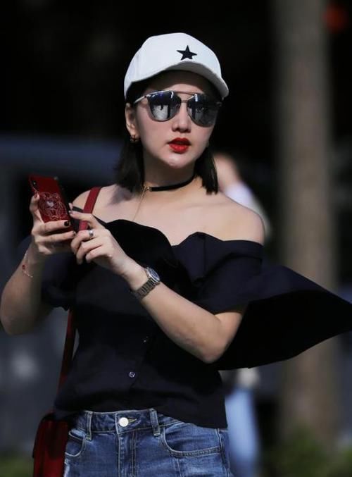  气质：美女时尚街拍：千娇百媚的美女，一件绿色的连衣裙外搭长袖开衫，气质女神