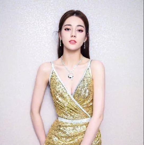 迪丽热巴穿这样躺沙发，网友看呆！怪不得啥样造型都能hold住！