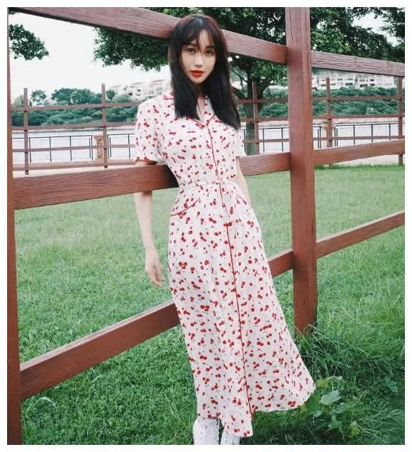 李菲儿鱼骨裙夸张，张雨绮、大S穿薄纱裙，一个真性感一个大妈相