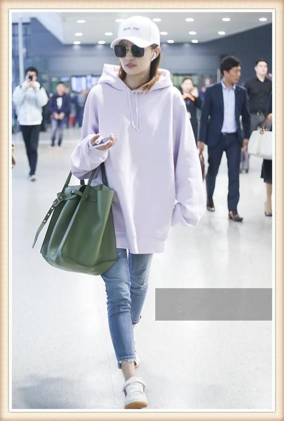 本以为23岁徐璐穿粉色卫衣够嫩了，可看到29岁沈梦辰，我沉默了!