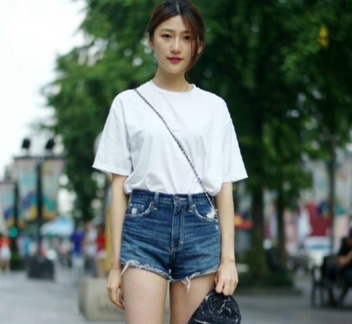 街拍美女，小姐姐身材火辣，看一眼就让你欲罢不能，你喜欢哪个