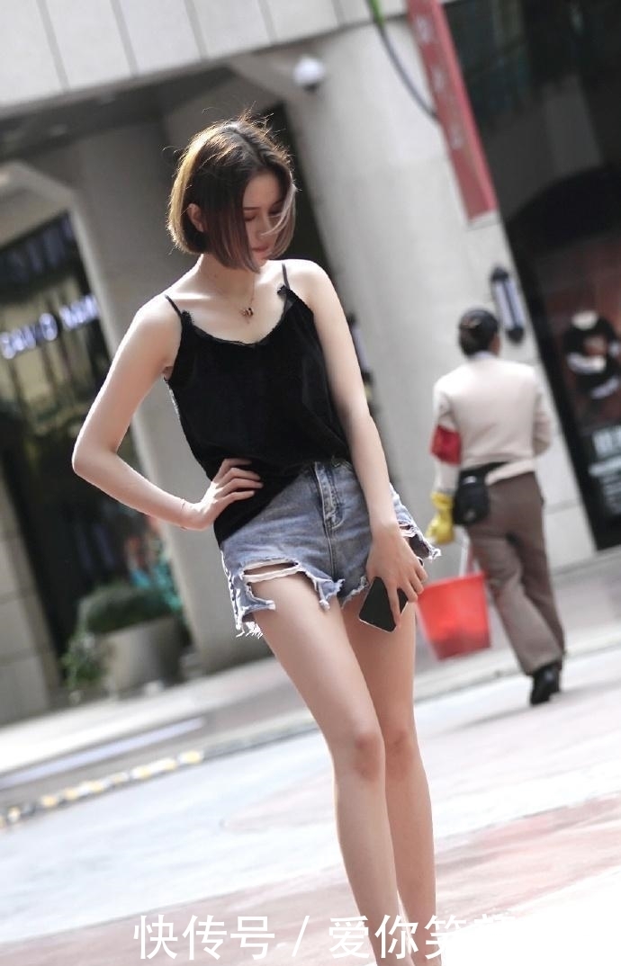 「完美」街拍:这个美背,因为回眸就更加完美了