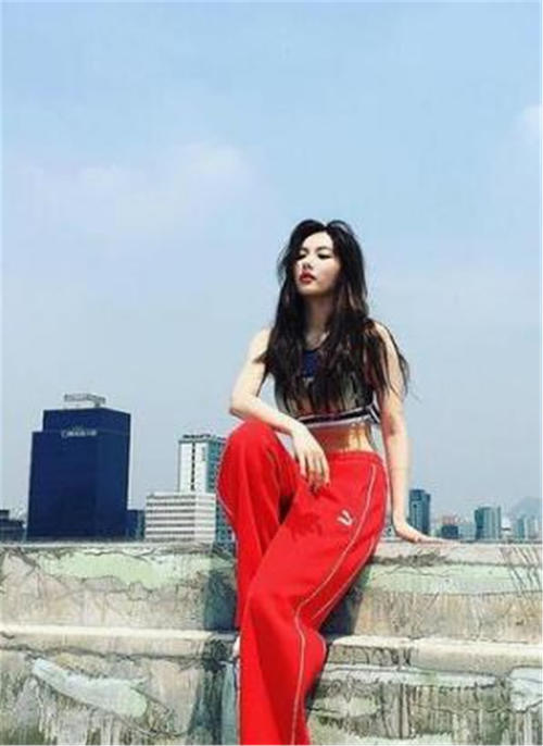 韩国女星金泫雅胆子不小，没想到竟把纸杯当鞋跟，就不怕踩碎了？