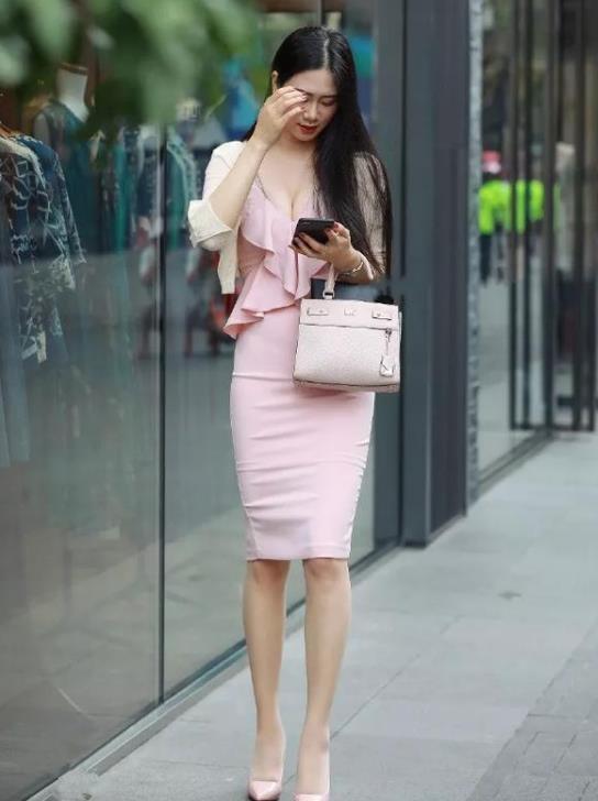  休闲裤■街拍活泼可爱的小姐姐，一件黑色上衣配紫色休闲裤，青春活力范