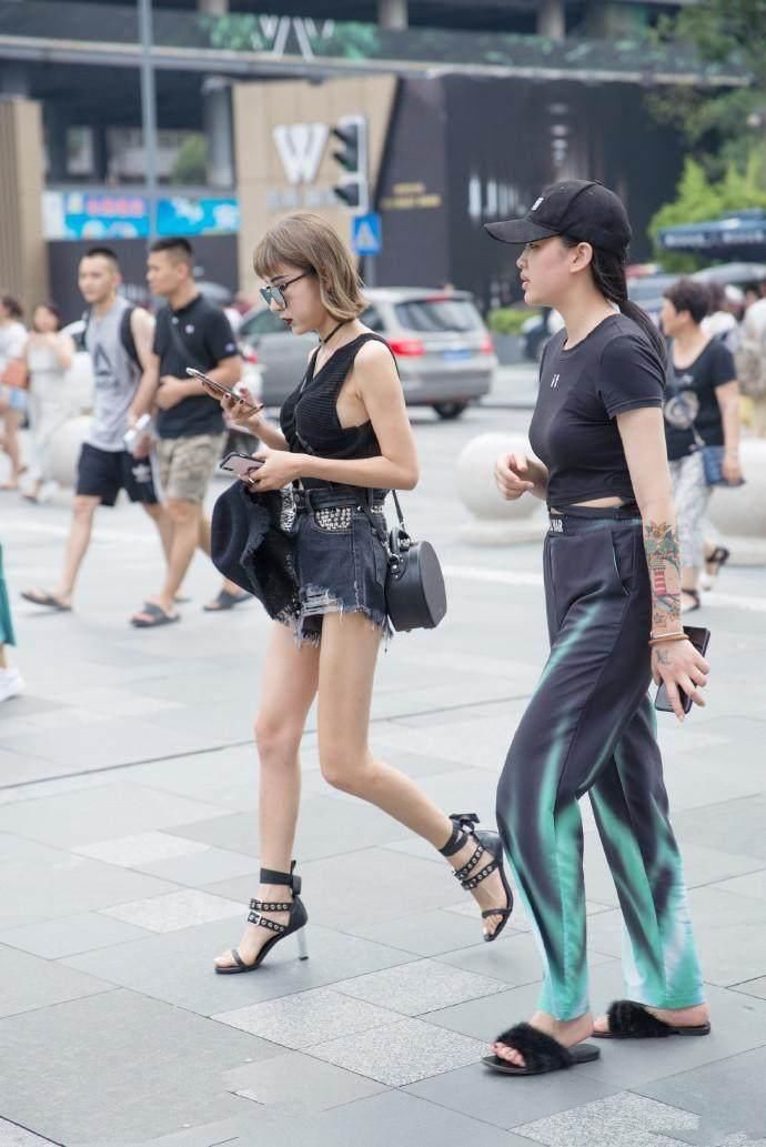 街拍:小吊带搭配长裙，清凉优雅性感都是你，十分迷人!