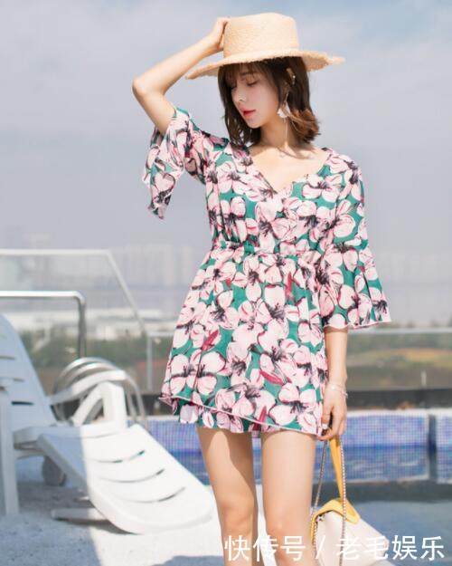 身段丰润的美女, 搭配此款分体泳衣, 展现得身姿更为傲人!