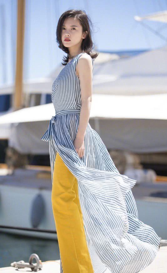 杨子珊的高跟鞋真别致，鞋圈竟高出脚腕3厘米，现实版的“大脚”