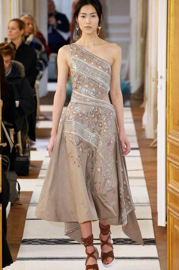 刘雯奚梦瑶现身时装周, 老奚除了腰粗腿胖, 腋下的副乳更引人注目