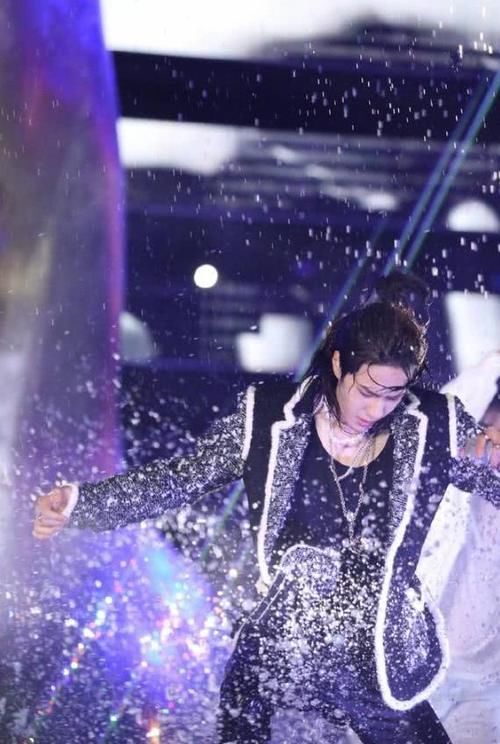 王一博水中唱跳图片