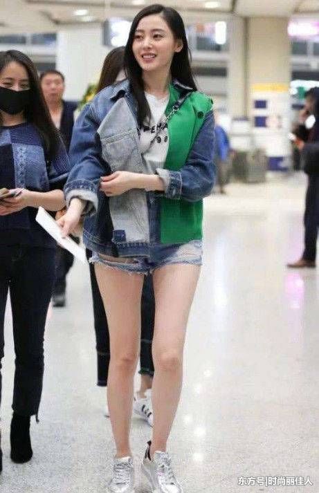 张天爱一条短裤秀腿不料暴露自身隐私,网友:这膝盖做运动摔了?