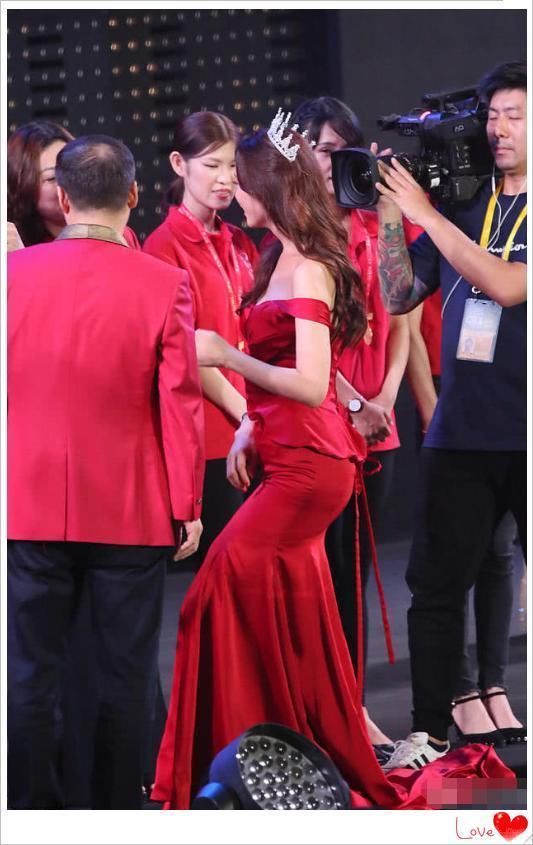 林志玲为扮嫩，43岁穿23的衣服，结果却被凸起的小腹出卖了自己!