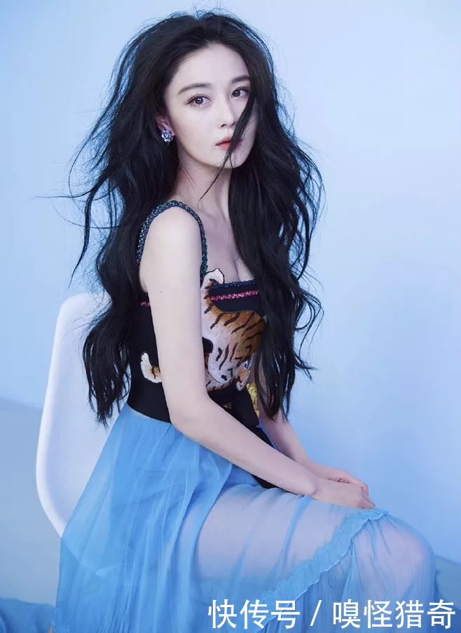 张馨予魅力不减！纯白T恤也能穿这么时尚，网友：都是半身裙给力