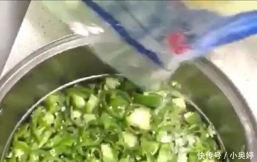 「婆婆」婆婆教我腌“神仙辣椒”,上桌比肉抢手,腌一盆都不够吃三天