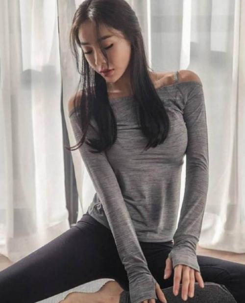 打底裤小姐姐，时髦得体的打扮，增添了淡淡的潮流气息！