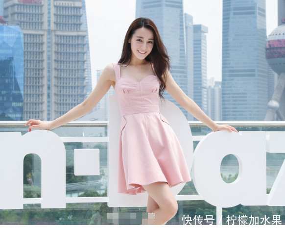看宋慧乔穿粉色短裙，再看热巴，终于明白知性与甜美的区别有多大