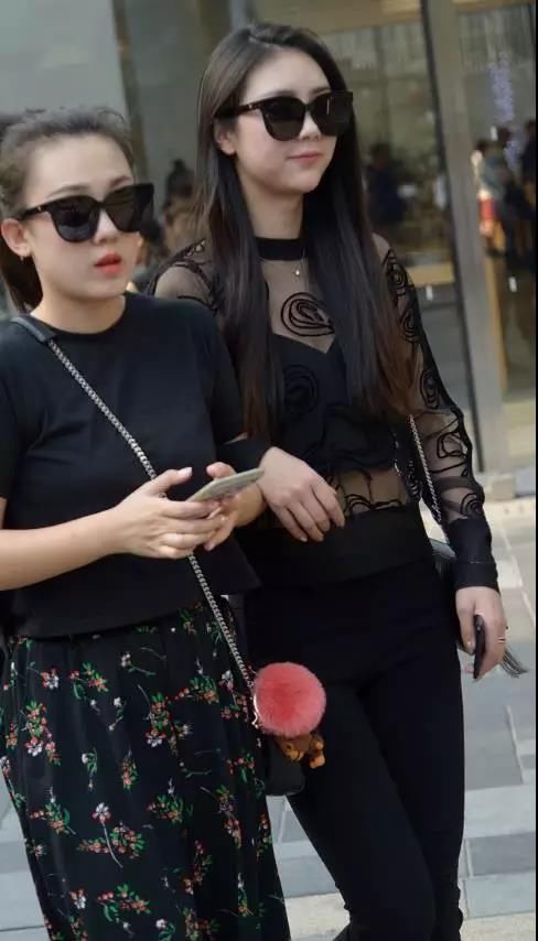 街拍：闺蜜在一起长了，连穿衣服都互相影响，风格越来越相近！