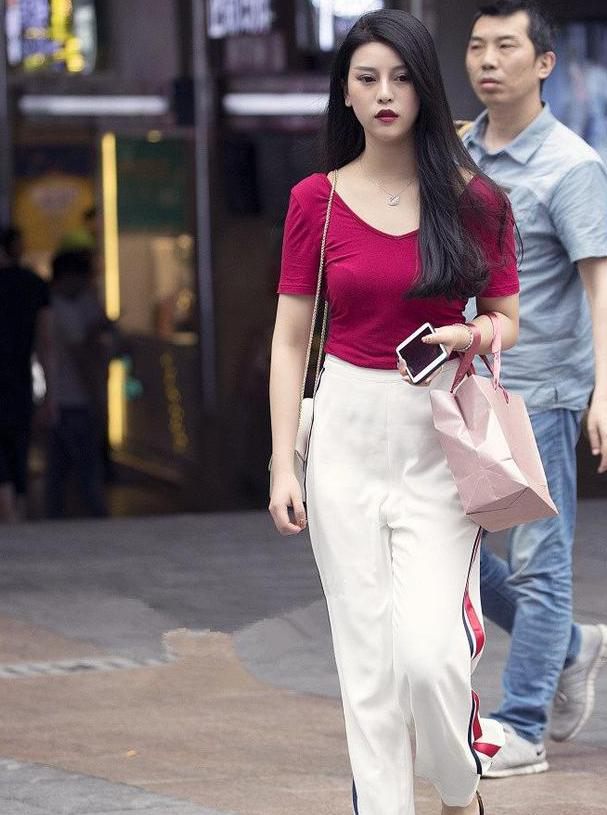 街拍：图四清爽的穿搭，甜美又可爱，展现“傲人”的好身材！