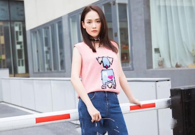 陈乔恩衬衫配牛仔裤，居然还穿了一双短靴，网友：看着都觉得热！