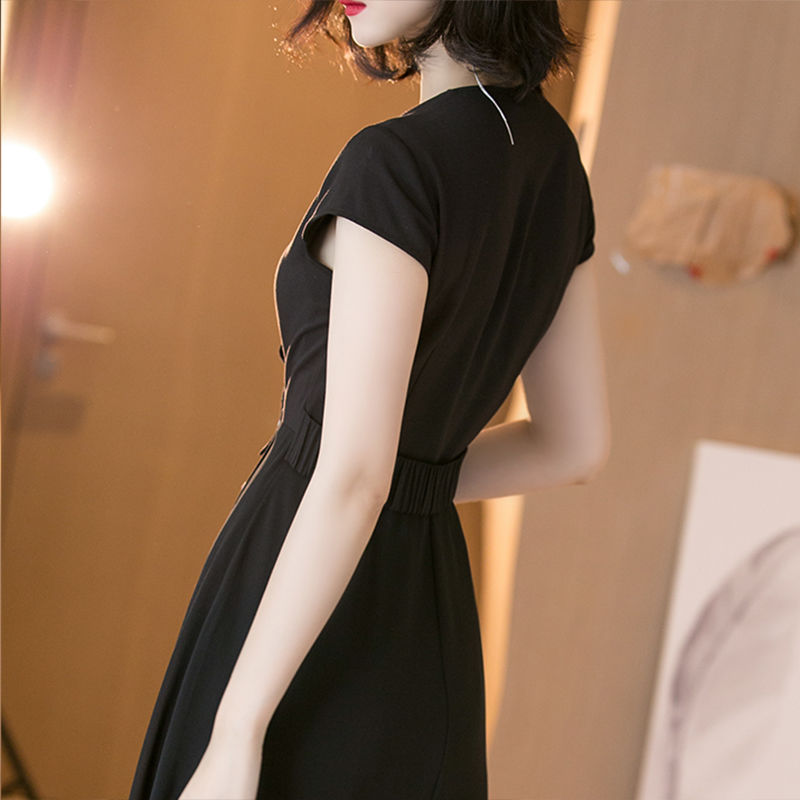 女人不怕长不好看，穿上超显气质的裙子，让人眼前一亮，抢尽风头