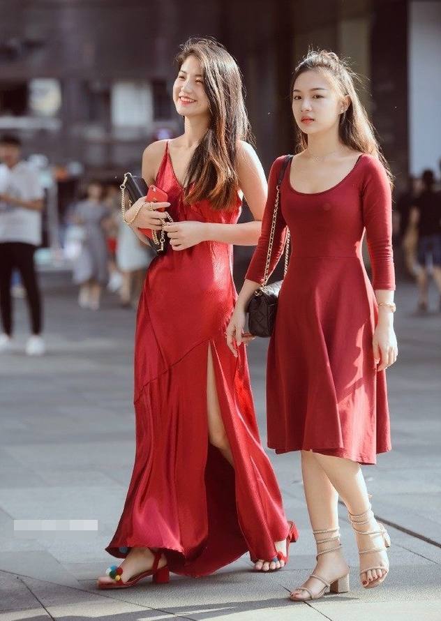 街拍:穿着活力满满自信的小姐姐,让小姐姐更加的有魅力!