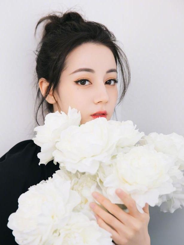 脸部：脸部变得柔和不少，秒变清纯少女，迪丽热巴挑战橘子汽水妆